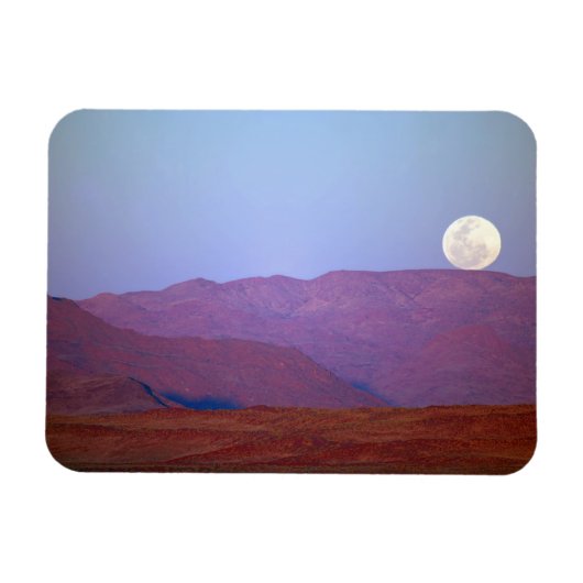 Afrika, Namibia, Sossusvlei. Ein Vollmond ruht Magnet (Horizontal)
