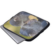 Afrika. Tansania Blauer Affe Mutter mit jungen Laptopschutzhülle (Vorne Knopf)