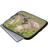 Afrika. Tansania. Gepardmutter und Junge 2 Laptopschutzhülle (Vorne Knopf)