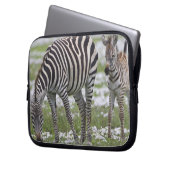 Afrika. Tansania Zebra Mutter und Colt Laptopschutzhülle (Vorderseite Links)