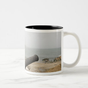 Afrika, Westafrika, Ghana, Elmina. Kanonen schütze Zweifarbige Tasse