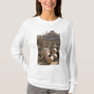 Afrika, Westafrika, Ghana, Sirigu. Handgefertigt T-Shirt