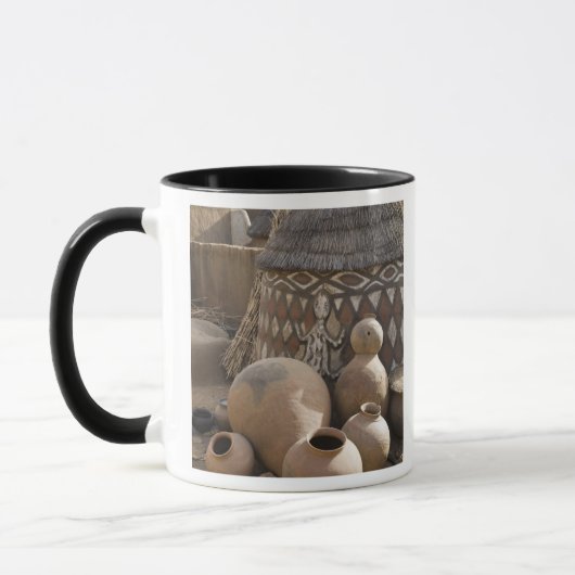 Afrika, Westafrika, Ghana, Sirigu. handgefertigt Tasse (Links)