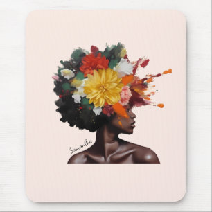 Afrikanisch-amerikanische Frau mit geblümtem Afro- Mousepad