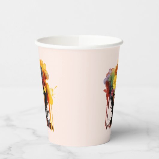 Afrikanisch-amerikanische Frau mit geblümtem Afro- Pappbecher (Links)