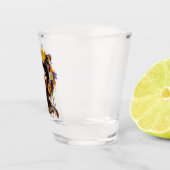 Afrikanisch-amerikanische Frau mit geblümtem Afro- Schnapsglas (Rechts)