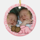 Afrikanisch-amerikanische Twin Girls 1. Weihnachts Keramik Ornament (Vorne)