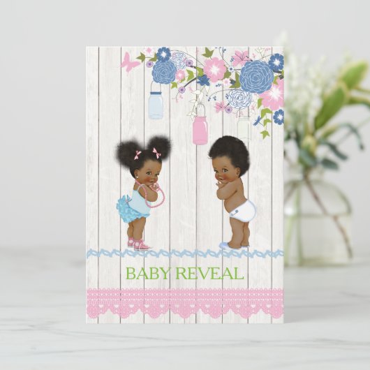 Afrikanisch-Amerikanisches Baby Reveal Baby Shower Einladung (Stehend Vorderseite)