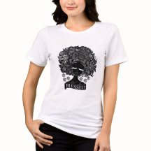 Afrikanische Amerikanerin mit Blume in Schwarz