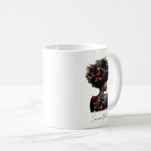Afrikanische Amerikanerin mit schmetterlingsgefüll Kaffeetasse (VorderseiteRechts)
