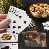 Afrikanische Amerikanerin spielt Karten Spielkarten (In Situ)