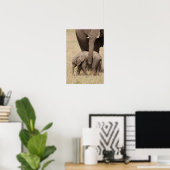 Afrikanische Baby Elephant mit Mutter Poster (Heimbüro)