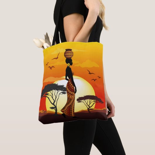 Afrikanische Beautiful Woman Silhouette über afrik Tasche (Von Nahem)
