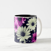Afrikanische Daisy-Blume in Schwarz und Weiß Zweifarbige Tasse (VorderseiteRechts)