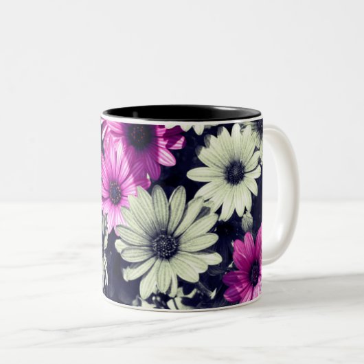 Afrikanische Daisy-Blume in Schwarz und Weiß Zweifarbige Tasse (VorderseiteRechts)