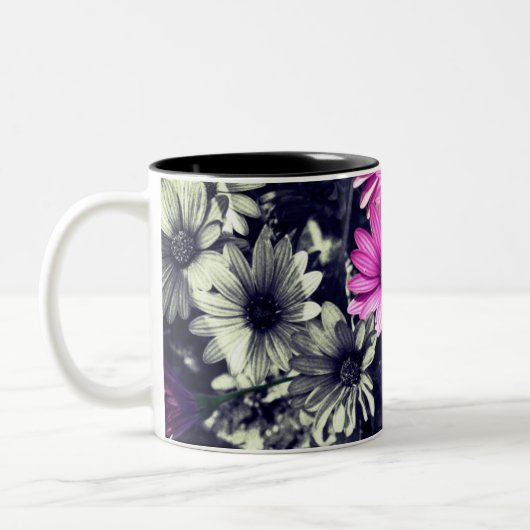 Afrikanische Daisy-Blume in Schwarz und Weiß Zweifarbige Tasse (Links)