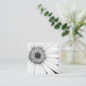 Afrikanische Daisy Monochrome Floral Quadratische Visitenkarte (Stehend Vorderseite)