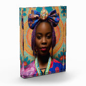 Afrikanische Dame mit großer Bug und Medaille Fotoblock (Links)