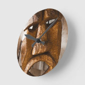 Afrikanische Hand geschnitzte Maske Runde Wanduhr (Winkel)