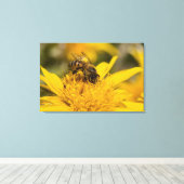 Afrikanische Honigbiene mit Pollensäcken Fütternd Leinwanddruck (Insitu (Holzboden))