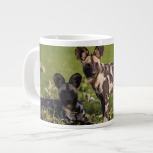 Afrikanische Wildhunde in Tansania Jumbo-Tasse