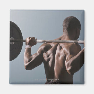 Afrikanischer Amerikaner, der im Fitnessraum 2 tra Magnet