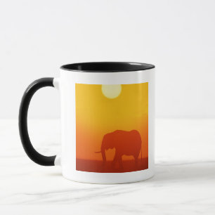 Afrikanischer Elefant, der am Sonnenuntergang, Tasse