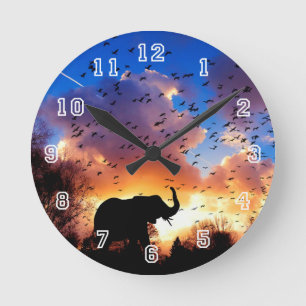 Afrikanischer Elefant-Silhouette an der Runde Wanduhr