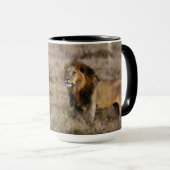 Afrikanischer Löwe im Gras Tasse (VorderseiteRechts)