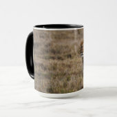 Afrikanischer Löwe im Gras Tasse (Vorderseite Links)