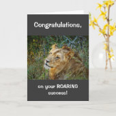 Afrikanischer männlicher Löwe gratuliert zum Erfol Karte (Gelbe Blume)