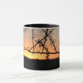 Afrikanischer Sonnenuntergang mit dorniger Acacia- Tasse (Zentrum)