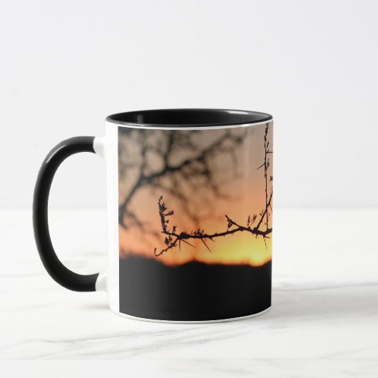 Afrikanischer Sonnenuntergang mit dorniger Acacia- Tasse (Links)