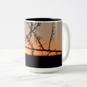 Afrikanischer Sonnenuntergang mit dorniger Acacia- Zweifarbige Tasse (VorderseiteRechts)