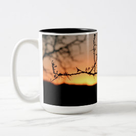 Afrikanischer Sonnenuntergang mit dorniger Acacia- Zweifarbige Tasse