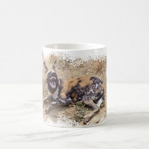 Afrikanischer Wildhund zeigt seine Zähne Kaffeetasse