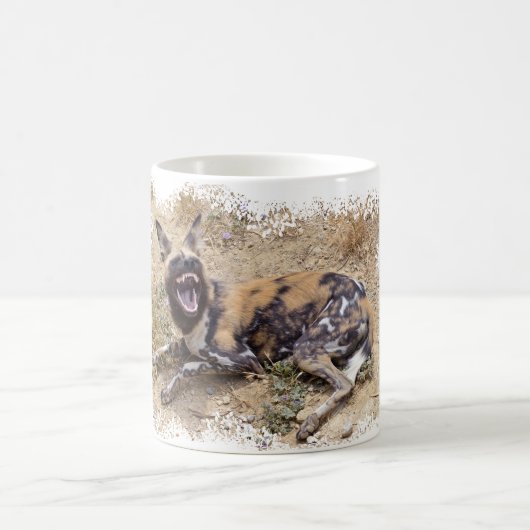 Afrikanischer Wildhund zeigt seine Zähne Kaffeetasse (Mittel)