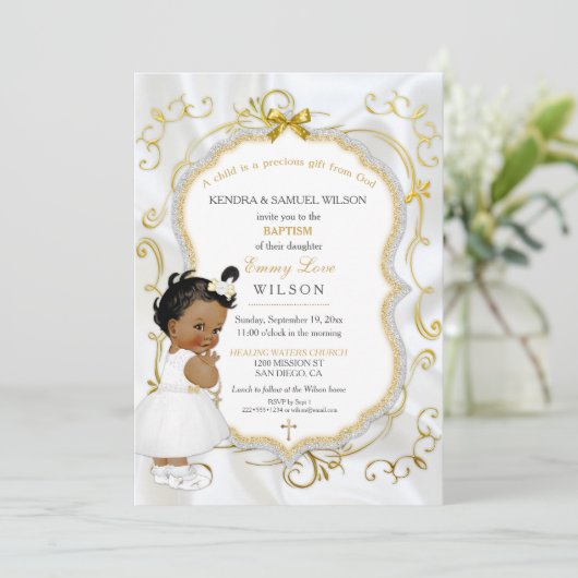 Afrikanisches amerikanisches Baby Girl Taufe Gold Einladung (Stehend Vorderseite)
