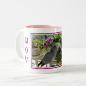 Afrikanisches Grau-Papagei mit Orchideen Zweifarbige Tasse (Vorderseite Links)