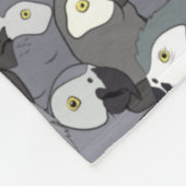 Afrikanisches Grau über dem Muster Fleecedecke (Ecke)