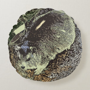 Afrikanisches Hyrax entspannt sich auf Felsen Rundes Kissen