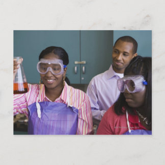 Afrikanisches Teenagermädchen, das Experiment in Postkarte