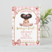 afro-afrikanisches Mädchen rosa Schleife Erdbeere  Einladung (Stehend Vorderseite)