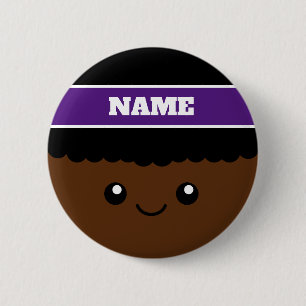 Afro-Kind mit schwarzen Haaren und sportlicher Kop Button