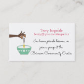 Afroamerikanerfrau, die knackendes Ei des Backens Visitenkarte (Rückseite)