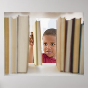 Afroamerikanerjunge, der Buch vorwählt Poster