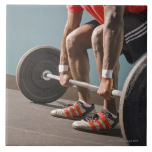 Afroamerikanermann, der die Turnhalle ausarbeitet Fliese