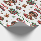 Afroamerikanischer Junge mit Karierten Weihnachten Geschenkpapier (Ecke)