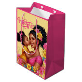 Afroamerikanischer Mama & Tochter zum Muttertag Mittlere Geschenktüte (Rückseite Schrägansicht)