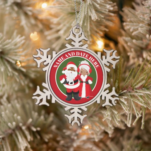 Afroamerikanischer Name Datum Santa Mrs. Claus Schneeflocken Zinn-Ornament (Baum)
